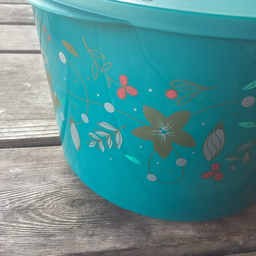 Tupperware Holiday Holly Serving Bowl - capacity 6.6 liters
